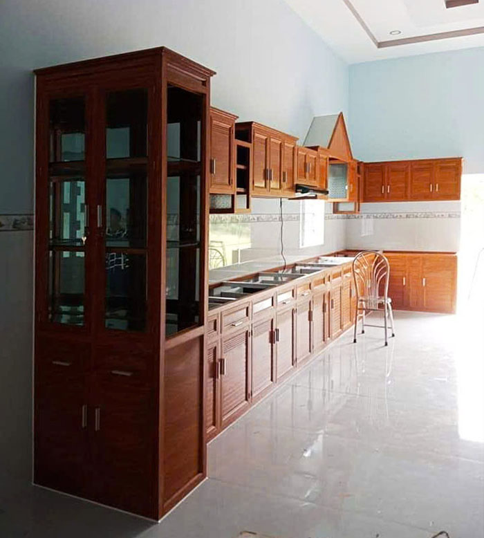 Mẫu tủ bếp nhôm kính vân gỗ đẹp